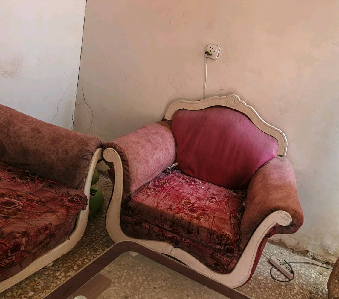 

مجموعة كنب تتكون من أريكة مقعد ثلاثي وكرسين مفردين. القماش ذو لون زهري مع نقوش ورد. الأرائك بحالة جيدة وتضفي جو دافئ إلى أي غرفة جلوس. التصميم يمتاز بموديل عملي ومريح للاستعمال اليومي.