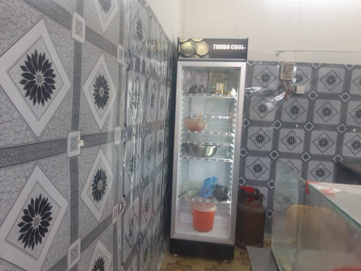 السلام عليكم عارضه براد جديده استخدام شهر فقط وسنك وميز وعارضه زجاجيه وطباخ قلي فلافل بسعر مناسب جدا للتواصل ***********
