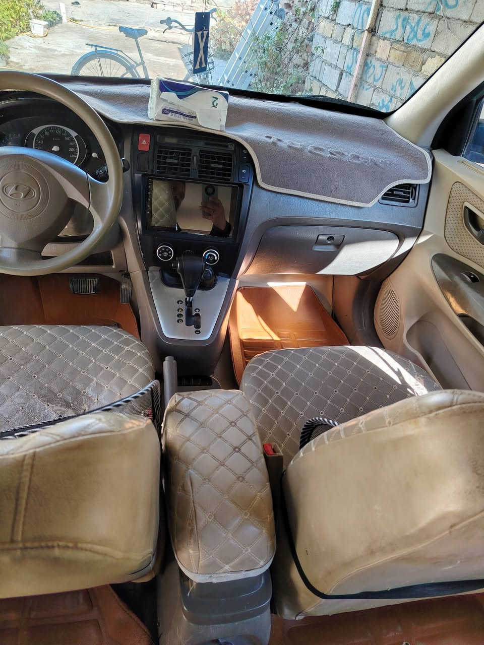 سياره توسان موديل ٢٠١٠ سياره بسمي نضيفه خير من الله تخم تاير تبريد ثلج❄ محرك كير جديد سياره مفروشه شاشة+كامره  العنوان الدوانيه الحمزة الشرقي رقم ***********
