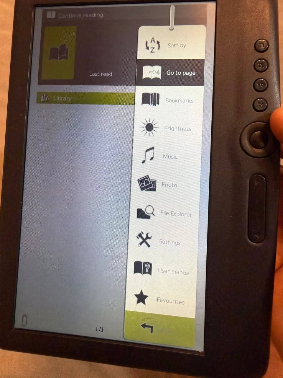 كندل levro. الجيل الثالث
شاشه ملونه حجم كبير"
 لايدعم اللمس 
يدعم عرض الصور ومشغل mp3
رام حجم صغير مع ذاكره داخليه"
شحنه يدوم لشهور 
السعر 50 مع التوصيل


**إذا كنت صاحب هذا الإعلان وتريد حذفه لأي سبب، رجاءا أرسل رسالة إلى الدعم الفني**