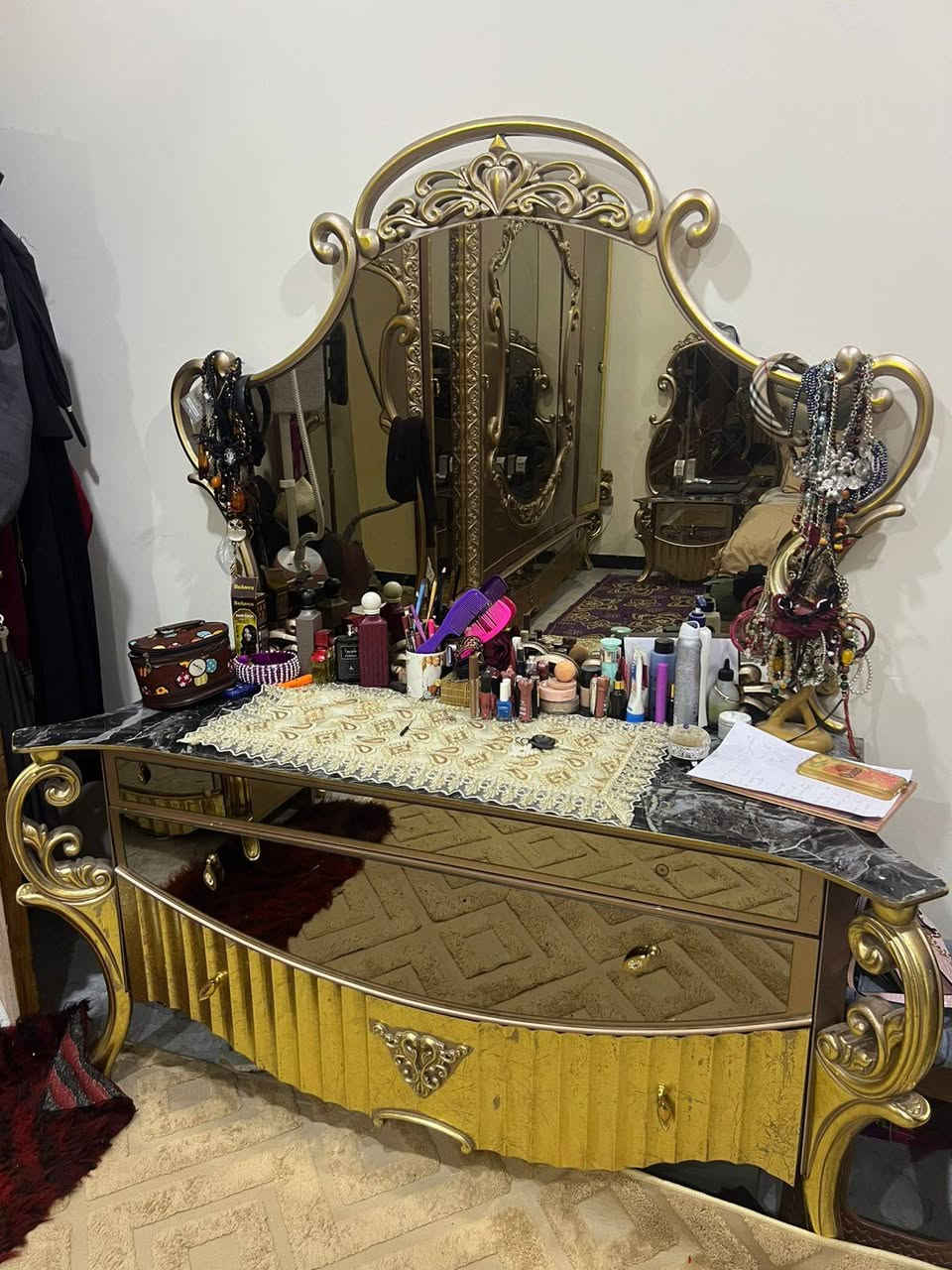 السلام عليكم غراض بيت للبيع كلمن وسعره للاستفسار الاتصال على الرقم ***********
