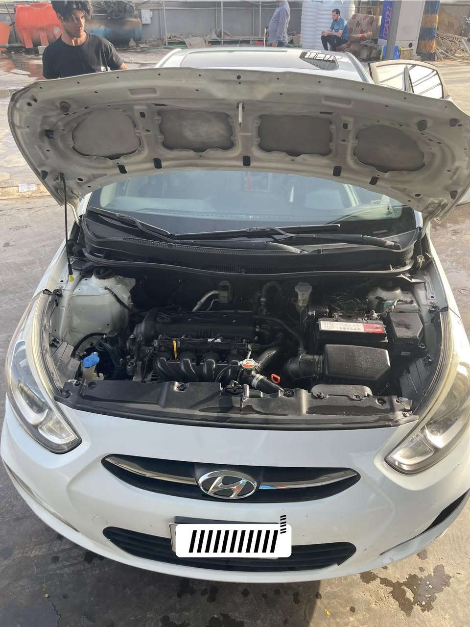 السلام عليكم:- اكسنت موديل (2015) خليجي فوول مواصفات للاخير كفاله عامه السياره ماشيه (170) الف بيه بارد بالباب مال السايق وبيهه رصعه خفيفه كلش بالجاملغ الامامي مال جهه الصدر دراجه داحچتهه السياره م شاء الله ما متعوبه السياره وعلى ايدي ما متعبهه اروح بيهه للدوام ورجع وبالعافيه على الياخذهه 

السعر(107) وبيهه مجال للطيبين 
موبايل:- ***********
