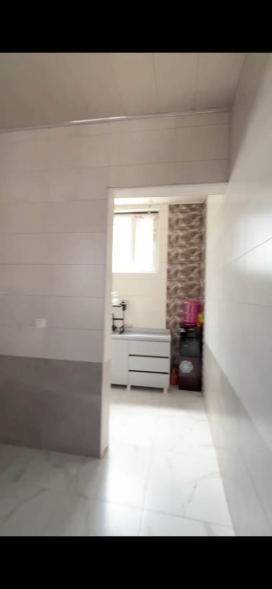 - [ ] 🏡 دار ركن مميزة للبيع – كربلاء حي الأطباء 🏡
📍 الموقع:
حي الأطباء مقابل محطة الكفيل (فرع الحلاق)، آخر بيت ركن، ويقع العقار ثالث بيت على الشارع الجديد المؤدي إلى منطقة الدرة، بموقع مميز وقريب من الطرق الرئيسية والخدمات.

📐 مساحة الأرض: 150 م²
📏 الواجهة: 15 متر
📏 النزال: 13.5 متر
🏗️ بناء جديد سنة 2025
🏠 تفاصيل العقار:
🔹 البناء  (150 م²) – طابقين

الطابق الأول:
• غرفتا نوم
• صالة استقبال
• حمام داخلي
• حمام خارجي

الطابق الثاني:
• 3 غرف نوم
• صالة
• حمام
✨ مميزات العقار:
✔️ بيت ركن
✔️ بناء حديث سنة 2025
✔️ موقع مميز وقريب من الشارع الجديد المؤدي إلى الدرة
✔️ تصميم عصري ومساحات مرتبة
✔️ مناسب للسكن العائلي أو للاستثمار
✔️ مساحة أرض واسعة

📄 نوع العقار: طابو صرف

💳 العقار مشمول بقرض سكان، ويمكن للمشتري استلام القرض أو تسديد المبلغ كاملاً.

💰 السعر: 310 مليون دينار عراقي
🔹 قابل للتفاوض

📞 للاستفسار:‬ ‭***********
هذا موقع البيت في خريطه 
‏ https://maps.app.goo.gl/Sv8NyUdWXbKAdq1B8?g_st=ic
