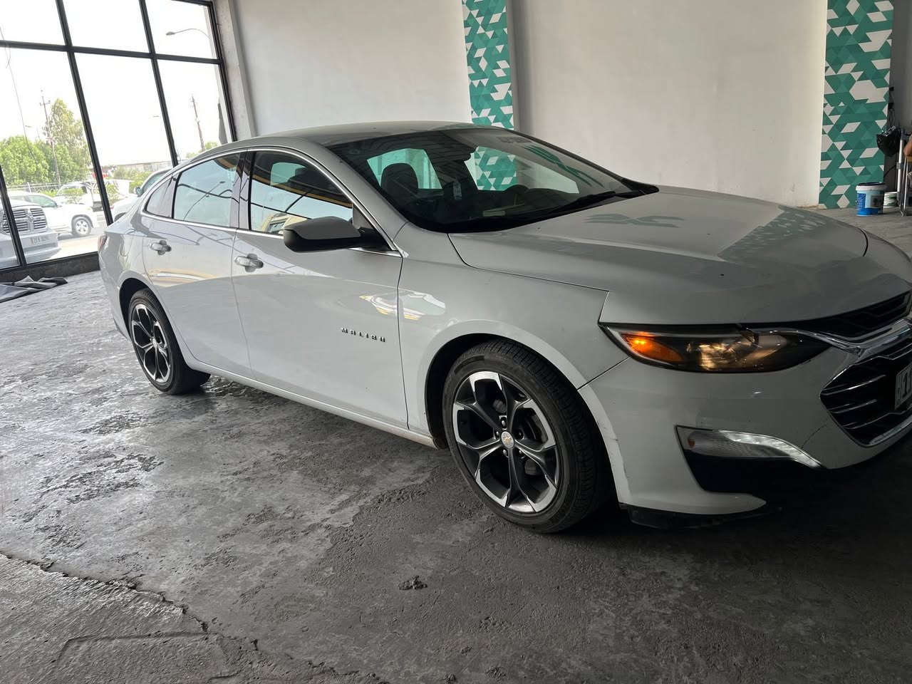 سلام عليكم ماليبو للبيع موديل 22 موصفات LT
فول عده الفتحه حادثها قبغ جنطه مبدل نفس اللون سعر 108 قفل وعليها غرامه 400 الف ينزل من سعر السياره مكاني بغداد السيديه***********
