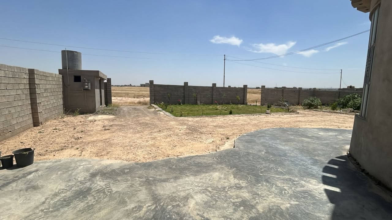 مساحة الارض الف ونص زراعي
مساحة البناء ٢٥٠ 
غرفه( ١)٥*٤ +سويت 
غرفه(٢)٥ونص*٤
ربعه ٧*٤
كلدور ٢*٢ 
صحيات كلدور ٢*١٥٠٠
هول استقبال ٧ونص *٤
هول موزع ٦*٤ 
مجموعة صحيات ٥*٤
تواليت+حمام+منزع 
مطبخ ١٠ ونص *٤
صحيات خارجيه رجاليه
صحيات نسائيه خارجيه
مطبخ خارجي 
مخزن خارجي 
حديقه 
مع بستان
للاستفسار 
***********
