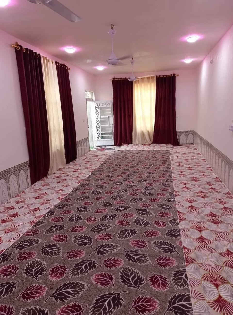 للبيع بيت زراعي بالديوانيه منطقة ال حمد قرب مزار سيد هاشم ابو عرابيد خلف عمارات الزيتون لجوه يحتوي غرفتين وصاله وبراني ومطبخ وصحيات المساحة 300متر السعر 40وبي مجال الاتصال ***********
