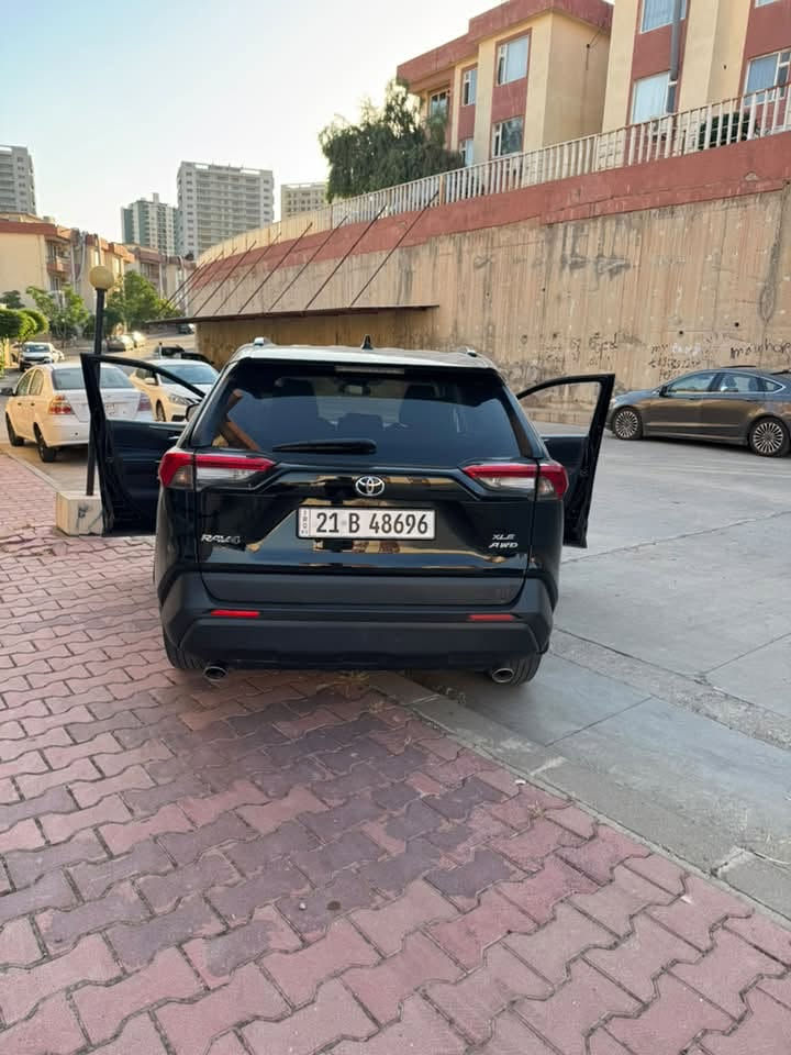 راف4 
موديل 22 
مواصفات Xle 
فور ويل 4
ماشي 37
جاملغ خلفي صبغ 
مكان سياره سليماني 
***********
