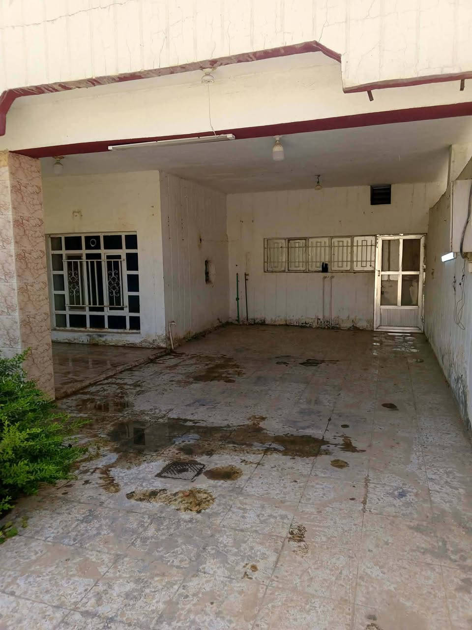 السلام عليكم
بيت للايجار مساحته ٣٩٨ متر 
محتوياته 
(5)غرف نوم 
استقبال مطبخ صالة كبيره 
وكراج سيارات واسع 
موقعه حي المعلمين 
خلف مضيف الشيخ علي الحماد 
للتواصل/***********
***********
