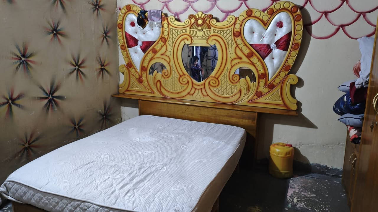 غرفه مستخدمه ام الخمسه مقطعه كل باب وحده
نضيفه 85/100
للبيع سعرهه 600وبيهه مجال 
***********
