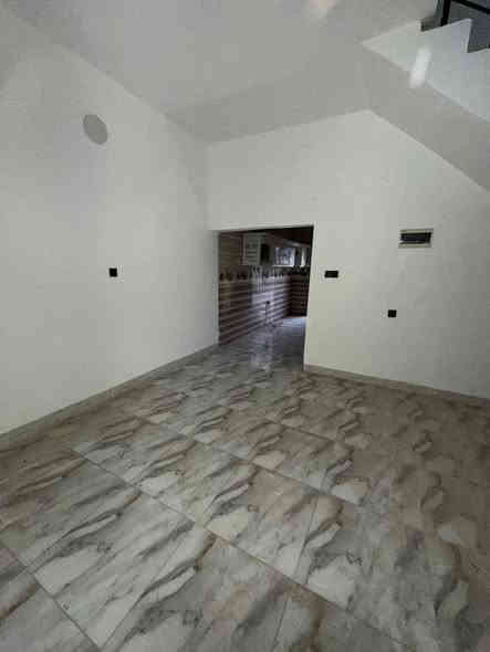 دار زراعي مضمون طابقين للبيع 

المساحه؛؛؛ 100 متر واجه 5 متر 

العنوان؛؛؛ حي الواسطي خلف فراس الحمداني 

يتكون من كراج و استقبال ومطبخ وغرفة نوم ومجمع صحيات مع درج داخلي وخارجي 

وطابق الثاني ؛؛؛ غرفتين نوم و هول ومجمع صحيات 

السعر ؛؛؛ 80 مليون 

،،،،،،،،،،،،،،،،،،،،،،،،،،،،،،،،،،،،،،،،،،،،،،،،،،،،،،،،

{{{{{{{{#نستقبل_جميع_عروضاتكم
_السكنيه_التجاريه_بكافة_مناطق_كركوك}}}}}}}}}
____________________

للمزيد من المعلومات مراجعة مكتب التاج الذهبي للعقار 

حي الواسطي مجاور بانزين خانه الاصدقاء مقابل دائرة الكمرك 

***********

***********
