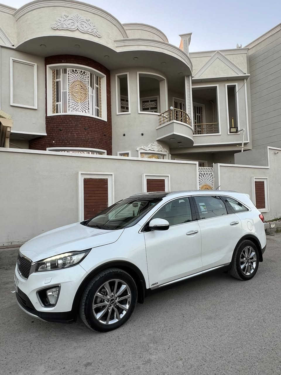 السلام عليكم
سورنتو 2015 شكل 16 
فول 1/1 
رقم بغداد بسمي 
مكينه بلاديه 6 سلندر.  3500 
بصمه 
بنوراما 
كشنات تتفئه تبريد 
تبريد 3 قطع 
لد امام خلفي 
حساس امامي خلفي 
7 راكب 
كشنات جلد بلادي 
كشنات 2 كهرباء 
فور ويل 
3 انضمه قياده 
اشاير بلمري + مري شفي 
اشارا ترحيب 
البصمه الثانيه مامستخدمه 
ماشيه 140  الف حقيقي دك جرس 
سبير مانازل 
تخم تاير جديد 
سيارا بيه كلير رش فقط بين البابين بدون فتح 
اسيارا جديده ومال بيت 
السعر 192 وبيه مجال للشراي 
الاستفسار (***********
