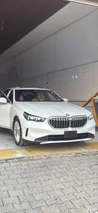 بي ام موديل٢٤   530i وارد امريكي ماشية٢٧ مايل عليها ويل كب حجم ٢٠ ام ب...