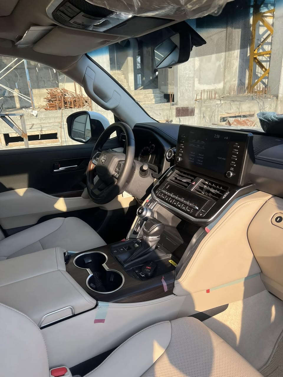 لاندكروز ٢٤ ساز لمتد اصلي خمس كامرات ولد بالشبك  ابيض  باسمي ماشيه ٢٦٠٠٠كم بدون حالات او تكحيل بجمه مغلف ppf وسونره وياه  وباسمي ثاني يوم تحويل مكانه بالحارثيه رايده ب٧٣٥٠٠ $   قفل للاتصال ***********
