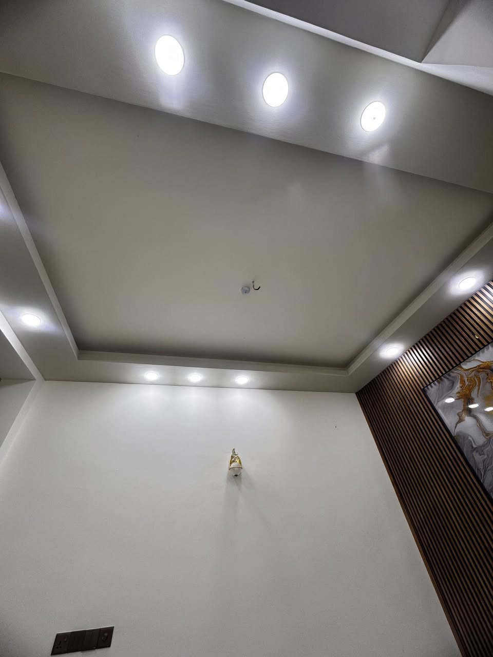 بيت في كربلاء المقدسة للايجار
📍 يبعد 5 دقائق عن مرقد الإمام العباس (عليه السلام)
📐 المساحة: 50 متر

تفاصيل البيت:

🔹 الطابق الأرضي:
 • حمامين (واحد خارجي للضيوف + واحد داخلي)
 • مطبخ كامل مع كاونتر
 • صالة
 • حولي

🔹 الطابق الثاني:
 • حمام مشترك
 • غرفتين
 • بالكون
 
الإيجار: 500 ألف دينار (وبي مجال)
✔️ مناسب للعوائل والزائرين

📞 للتواصل والاستفسار: [***********]
