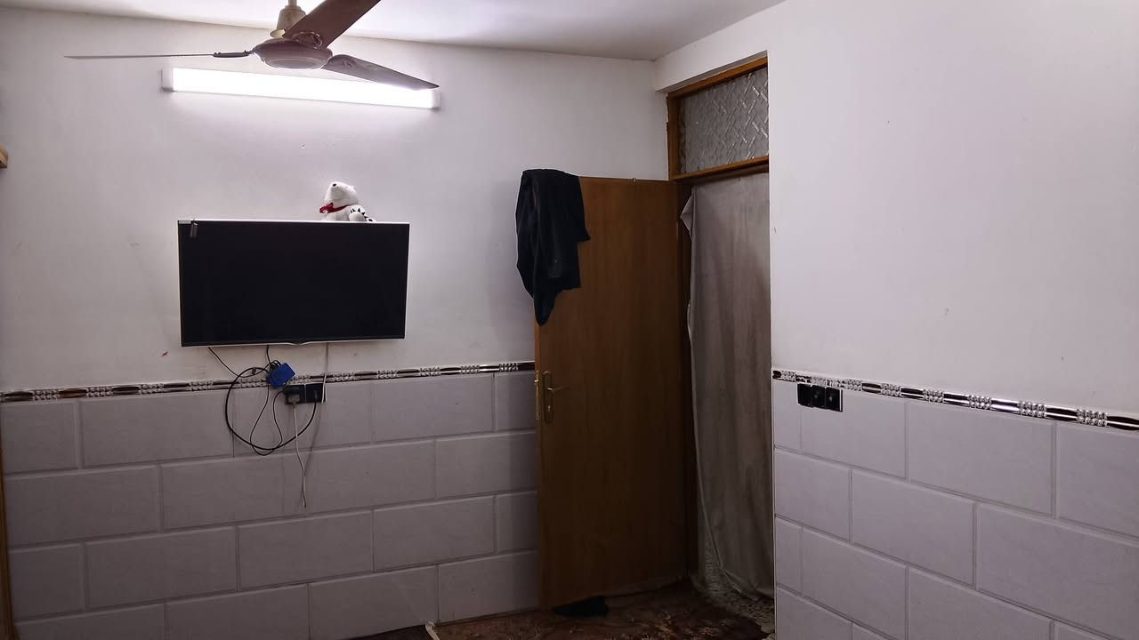 من رخصت الادمن بيت 130متر زراعي منطقة حي النصر الثانية قريب على أسواق أبو أحمد  للعروض خدمات كامله بيت خير من الله غرف نوم 3 استقبال وأهوال واصاله كبيرة وملاحقات طابقين خطين ماء خطين كهرباء السعر خاص هاتف ***********
