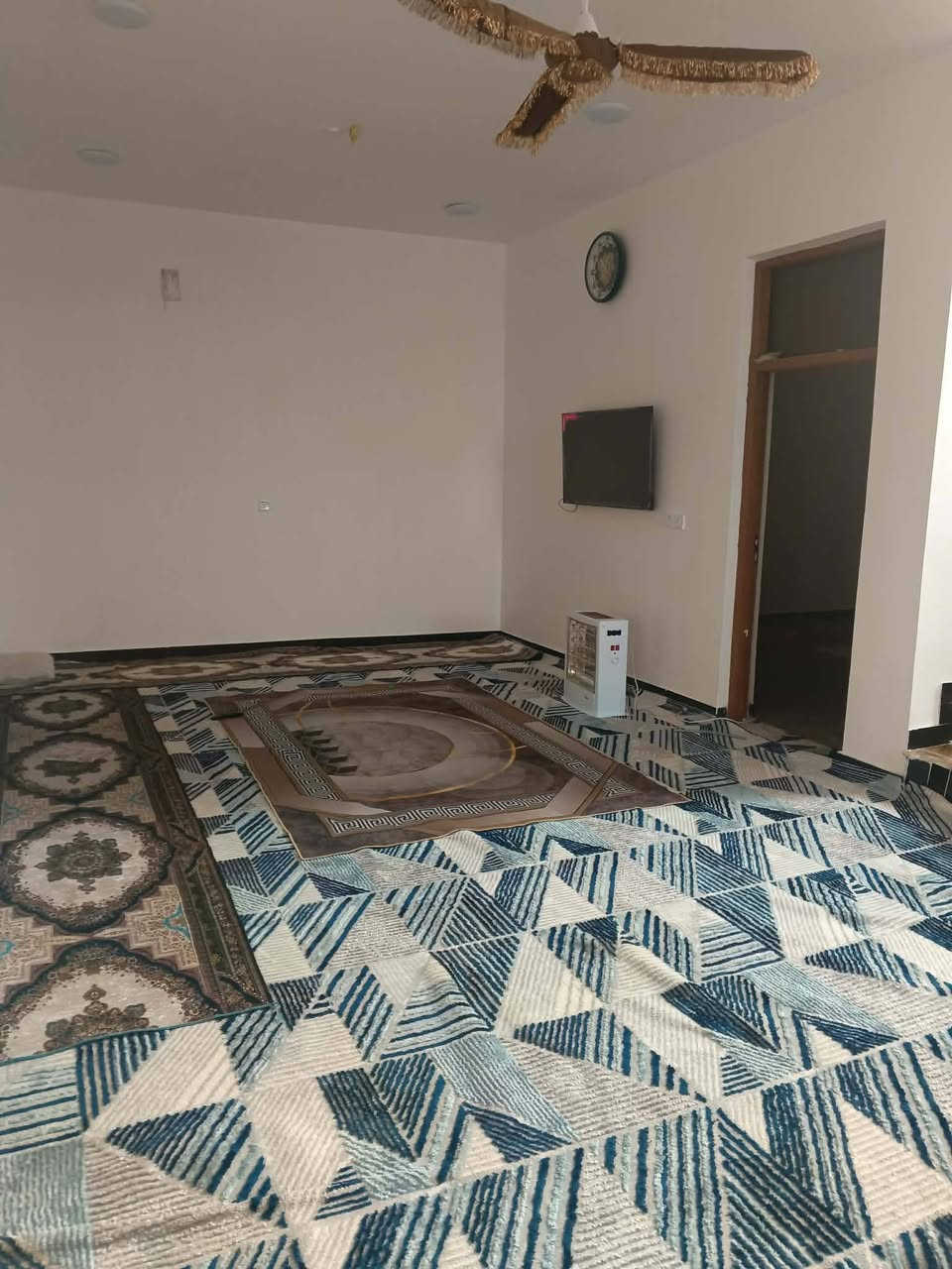 السلام عليكم ورحمه الله وبركاته 
للبيع دار سكن زراعي////  ركن 

العزيزية/قرية السلام مقابل معمل السوس 

كاع استاذ ايوب 

مسجل بالبلدية ضمن قرار التمليك 

 المساحة 200م  (10م * 20م)

طابق واحد 

غرفتين نوم 

صالة

مطبخ 

إستقبال 

كراج 

صحيات داخلية وخارجية  

للاستفسار زورونا 

مكتب سيد علي الموسوي للعقار 

العنوان واسط قضاء العزيزية حي الموظفين شارع 30 مجاور مدرسة نون والقلم الأهلية 

 سيد علي الموسوي ***********

احمد ابو مرتضى ***********
