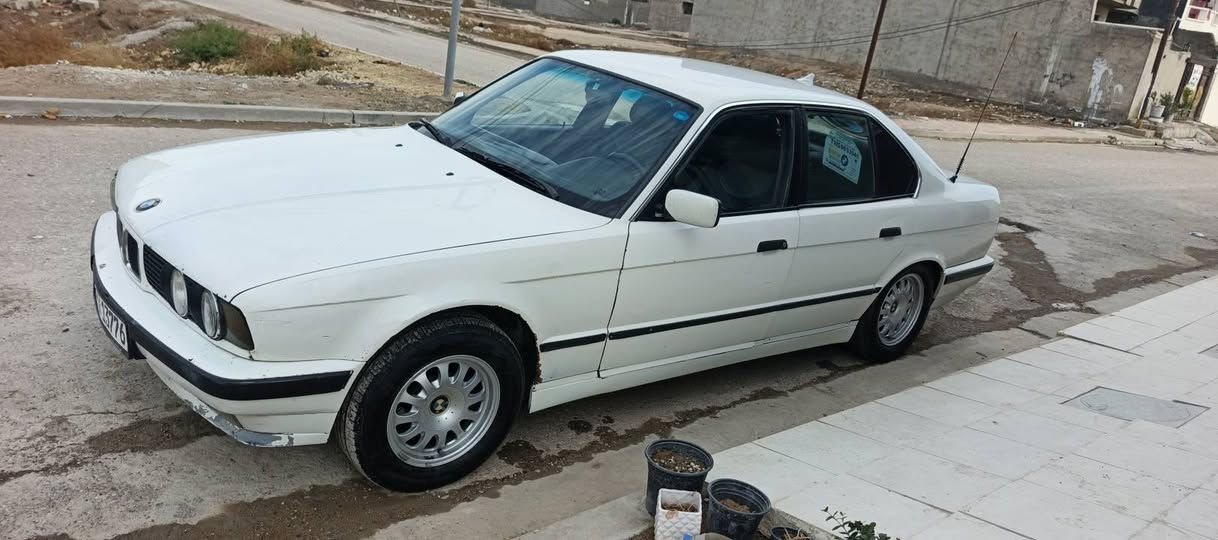 السلام عليكم بئم دبليو 520 موديل 91  السياره خير من الله ما عيزها شي شرط حداديه تخم تاير كير مكينه تبريد كهربائيات كلها شغاله كفاله شرط السياره احله من الصور رقمها نينوى  سنويه 29 يله تسقط العنوان بغداد الحله السعر 50  وبيها مجال الاستفسار عله الرقم ***********
