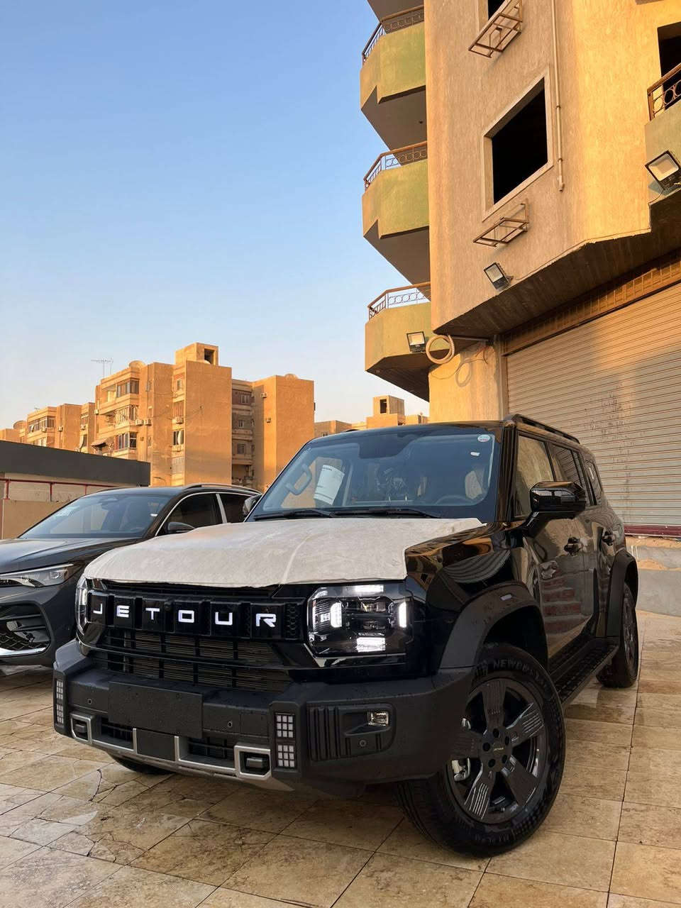 * جيتور T2 2026

- *المحرك:* 1.5 لتر تربو، 184 حصان
- *المنشأ:* صيني
- *الضمان:* 6 سنوات أو 150,000 كم

التجهيزات الداخلية:
1. فرش جلد كامل
2. 2 كرسي كهرباء
3. مبردات کراسی
4. زجاج فاميه
5. هاند رست خلفي
6. طارة مالتي فانكشن
7. بلوتوث
8. شاشة تاتش 12 بوصة
9. تكييف تاتش
10. عدادت دیجتال
11. بصمة داخلية

التجهيزات الخارجية:
1. جنوط اسبور مقاس 18
2. كاميرا 360
3. فتحة سقف بانوراما
4. بصمة خارجية
5. ليدات امامية وخلفية

أنظمة الأمان:
1. 4 ايرباج
2. النقطة العمياء
3. سنسور بارك امامى
4. سنسور بارك خلفى
5. ABS / EBD
6. فرامل يد تاتش
7. مانع انحدار
8. مانع انزلاق

وسائل الترفيه:
1. مثبت سرعه
2. APPLE CAR PLAY
3. ANDROID AUTO
مدينه نصر 

رقم للتواصل 
010 94784991


**إذا كنت صاحب هذا الإعلان وتريد حذفه لأي سبب، رجاءا أرسل رسالة إلى الدعم الفني**