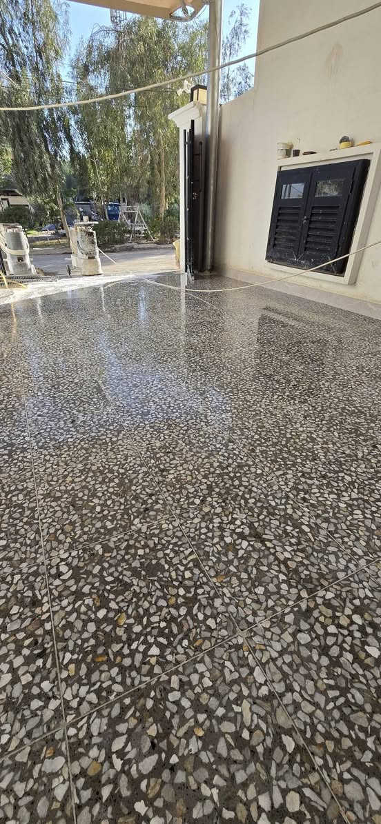 جانب من أعمالنا اليوم في ناحية كنعان (موقع العمل الجديد) 🏗️✨
نقدم لكم خدمات جلي الكاشي الموزائيك العراقي بأعلى مستويات الدقة. نحن مستعدون لجلي وتلميع جميع أنواع الأرضيات:
✅ الكاشي والمرمر الطبيعي.
✅ تنظيف وتلميع البورسلين.
✅ استخدام أحدث المواد والأحجار الإيطالية لضمان أفضل لمعان وحماية.
​للحجز أو الاستفسار، يرجى الاتصال بنا على الرقم:
📞 ***********
