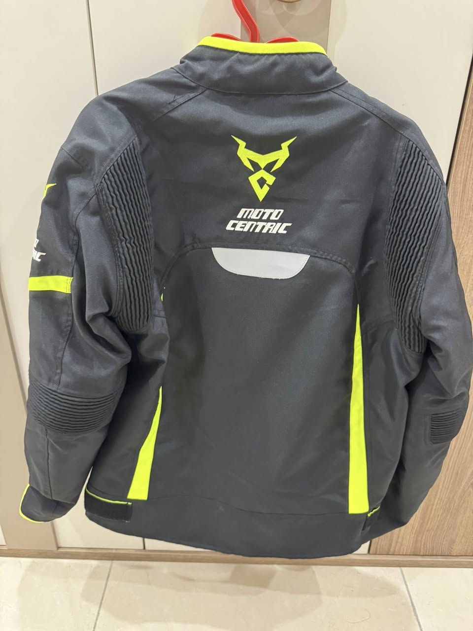 سلام عليكم جاكيت سيفتي جديد  قياس L  بي بطانه شتويه ميطبلك هوه فول كسارات مكاني بغداد توصيل موجود خاص او ***********
