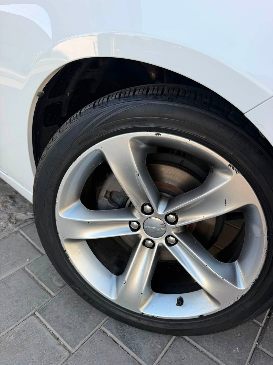السلام عليكم

جارجر 2019 SXT بلاص كلين تايتل السياره حيل جديدة وحلوه بدون صبغ حتى دعاميات بدون صبغ 

العداد / 74000 ميل  
محرك / V6 3600

✅مواصفات 

شاشة 
بصمة 
مقاعد تدفئة تبريد 
مقاعد خلفي تدفئة
مقاعد جلد 
مقاعد  خرن
سلايت 
حساس خلفي 
لايت led 
تشغيل عن بعد 
تحكمات ستيرن 

وياقي مواصفات ل SXT بلاص  المعروفه سياره دينار متصرف عليها جاهزة من كل نواحي 
رقم دهوك تحويل ثاني يوم 

مكان سياره بغداد زيونة 

للاتصال 
***********
***********
