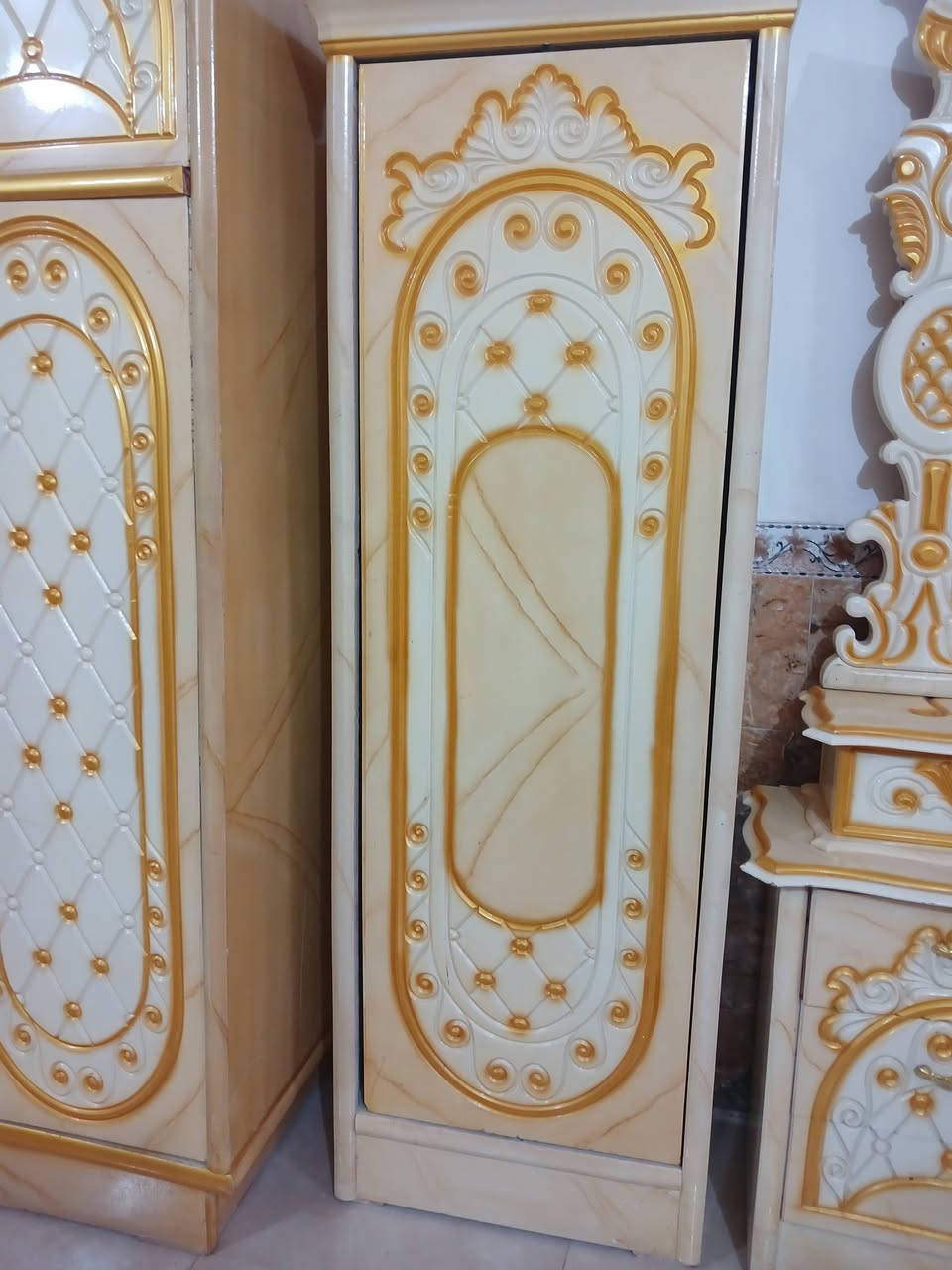 السلام عليكم هاذه الخشاب البيع بسعر مناسب 650 بيه مجال بسيط التصال ***********
