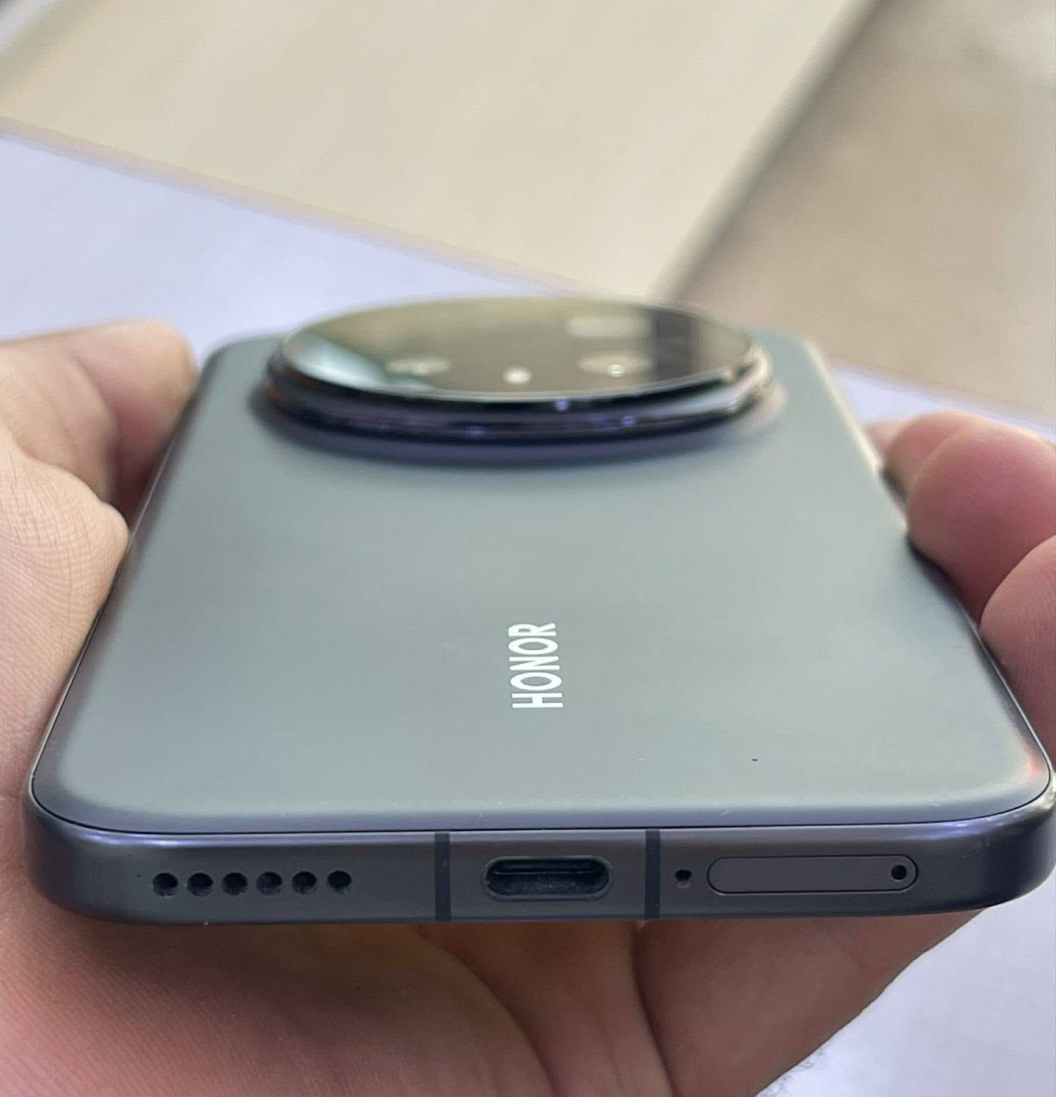 السلام عليكم 
HONOR Magic 8 pro
مســــــتخدم نضافته 100 
كامل ملحقات 
الـمواصفات 
الشاشة…6.71 بوصة - 120 هرتز - LTPO OLED
الذاكرة… 512 +12+12 جيجاب
الكاميرا…50 + 200 + 50 ميجابكسل
المعالج…Snapdragon 8 Elite Gen 5
البطارية… والشحن السريع7100 مللي أمبير - 100 واط
الســــــعر …1175  
العنـــــوان/بغداد البياع قرب تقاطع درويش
***********
