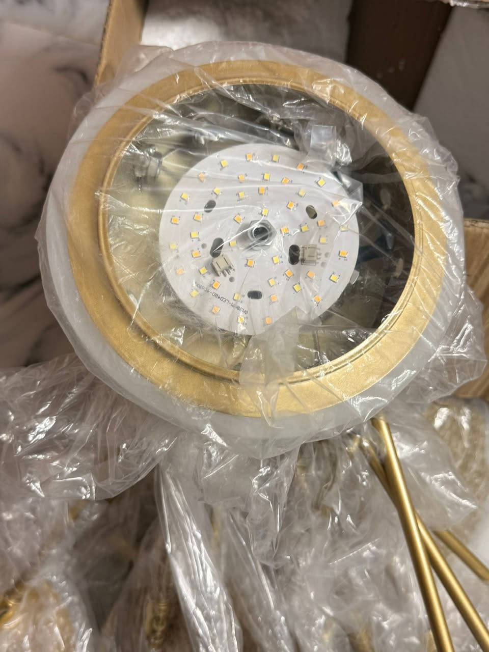 لام عليكم ثريا سقفيه مودرن حديثه اضاءه LED تتكون من 14 قطعه اناره وتغير الالوان وتحكم عن بعد وطوله 120cm قطعه ضخمه وجديده غير مستخدمه شغاله سعره 30 تواصل خاص او واتساب ***********
