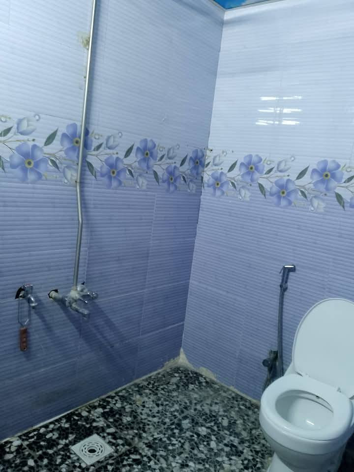 50 متر للايجار السيديه الضباط مربع القاده خلف مدارس صينيه
غرفتين وصاله مطبخ صحيات منور بيتونه 

ايجار 650 قفل 

للاستفسار الاتصال على الارقام 
***********
***********
مكتب القريشي للعقار
