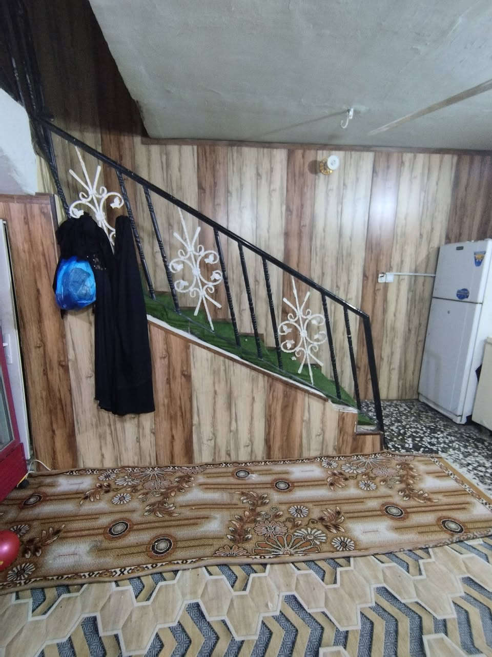 بيت ركن، حي المهندسين، طابق ونصف، يحتوي البيت في الطابق الاول على استقبال وغرفة وصالة ومطبخ وحمامات ثنين والطابق الثاني غرفة كبيرة وصالة ومكشوفة ويوجد امام البيت ساحة تكدر تسويها حديقة او كراج، مساحة البيت 125 واقع حال السعر ب130 الي يحب يتواصل على هذا الرقم ***********
