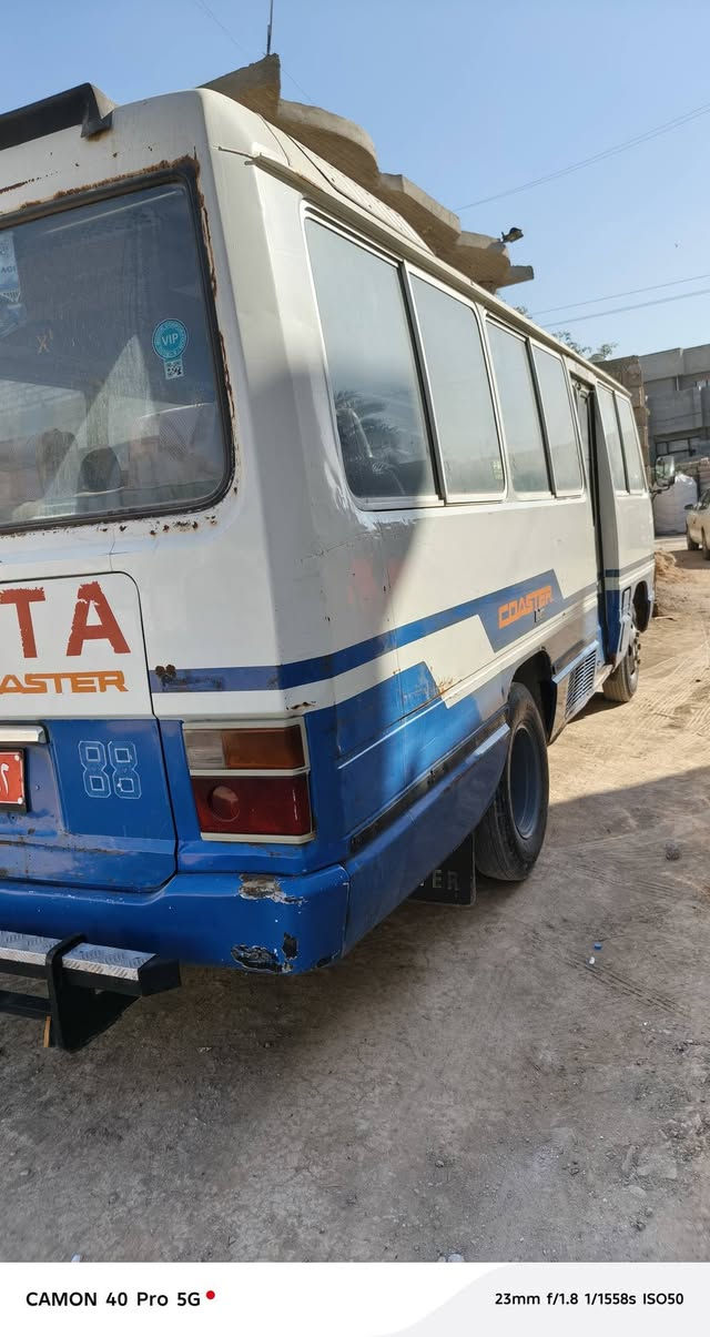 سلام عليكم كوستر عريض موديل 88كاز بلادي سياره كلها بلادي مكينه وكير وكسن كفاله كهرباياتها بلادي 24باتريات 2تايرات جدد سياره كلها بلادي صبغ مابيها بس بجمها مرشوش بدون ضربه سياره كبل تحويل مكان سياره بغداد سعر 75وبيها مجال قليل(***********
