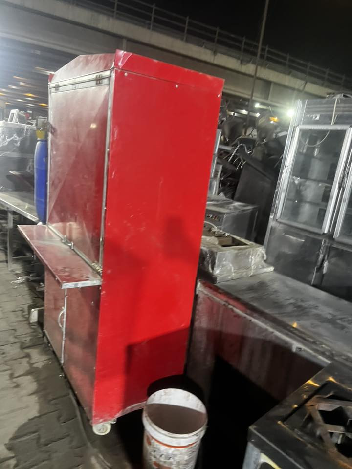 سلام عليكم 
مستعدون لتجهيز كافة المطاعم و الفنادق 
بيع و شراء جمع الأغراض المستخدمه
سيد مصطفى.        ( ***********)
