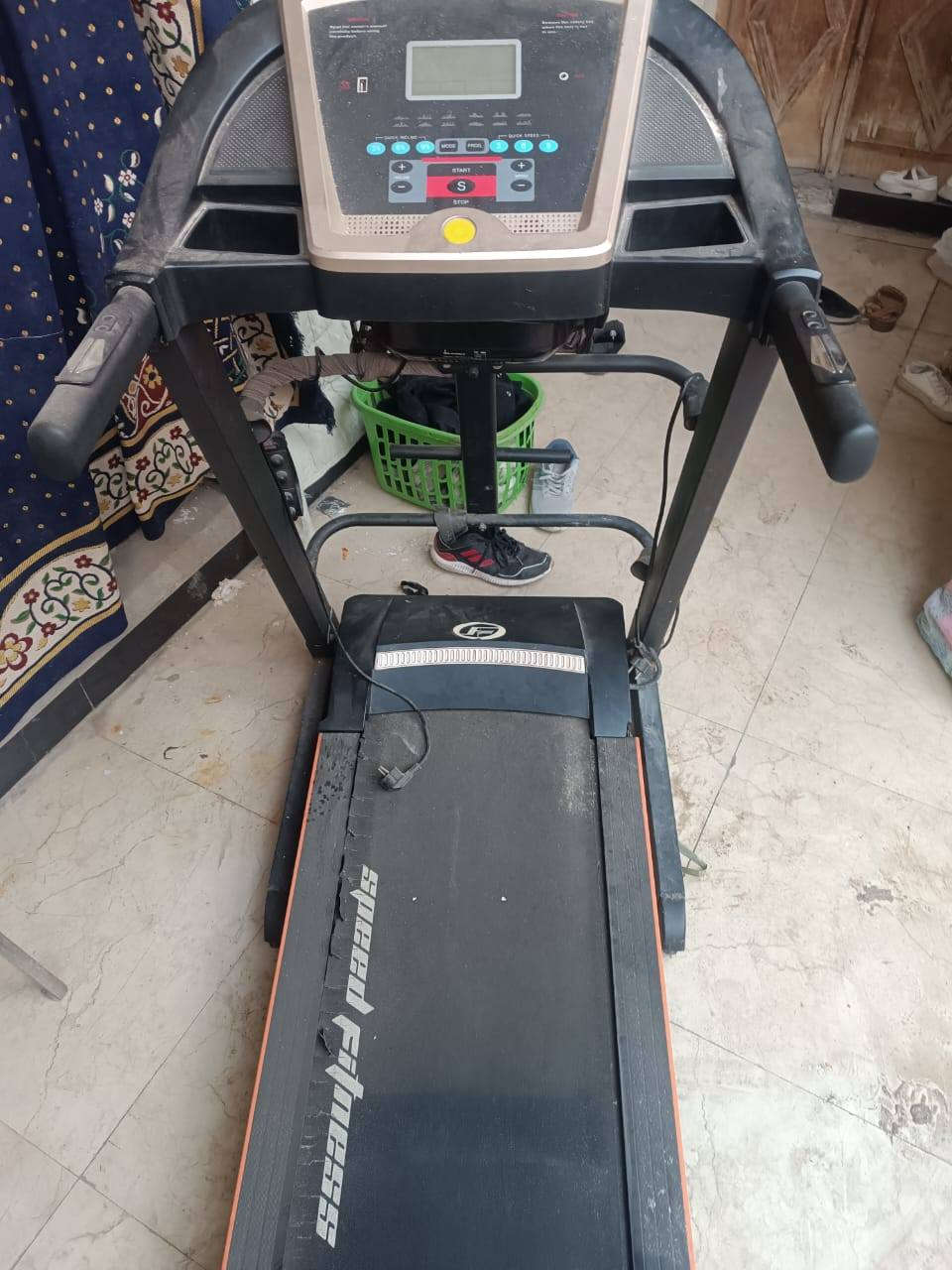 السلام عليكم جهاز جري نضيف وجديد مال بيت للبيع السعر ٢٥٠ وبيه مجال للتصال ***********
