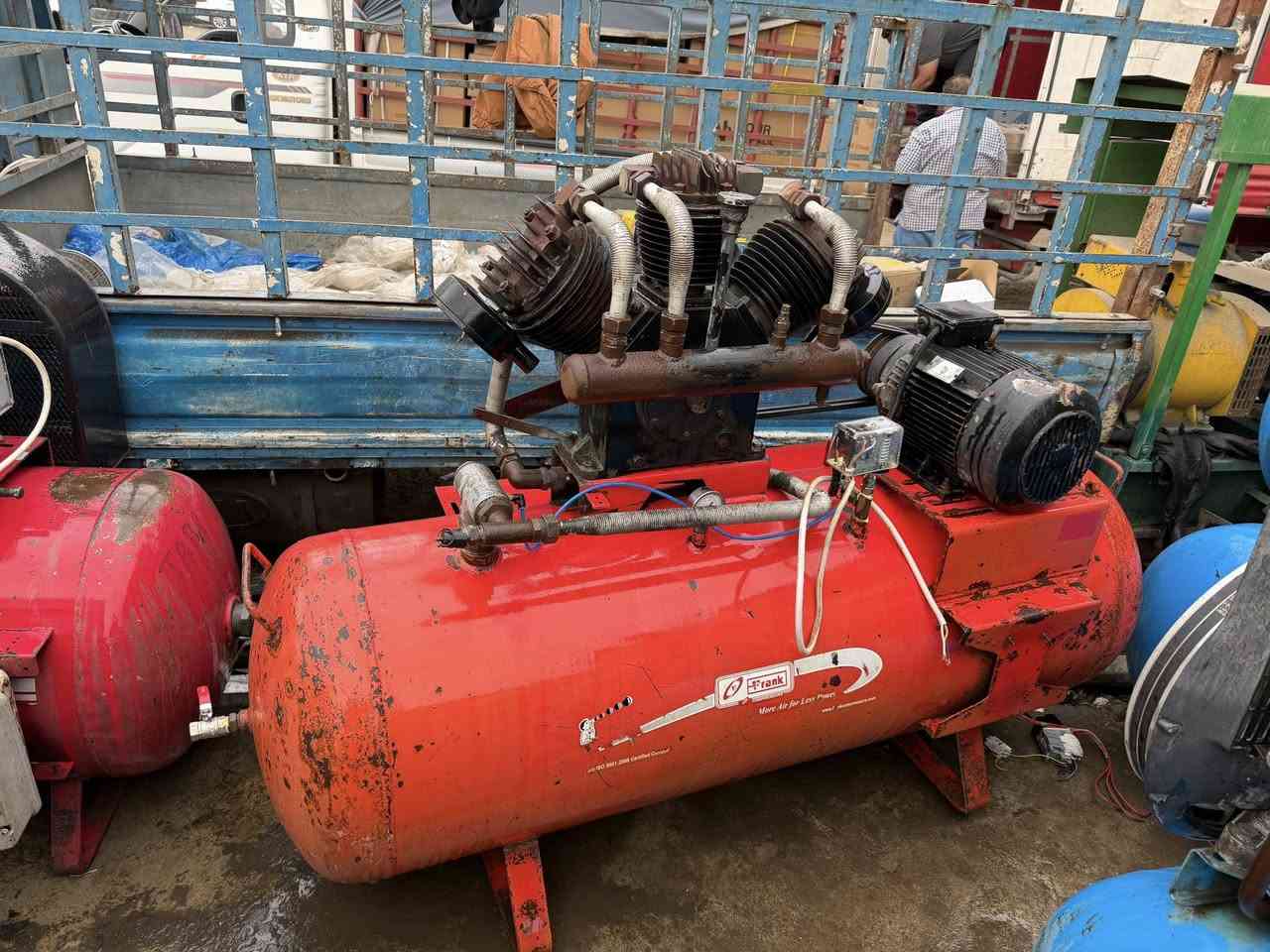 تم وصول كمبريسرات هواء ماركات باله اوربي عنوان بغداد باب الشيخ ***********
500لتر 

محلات النور ✅👍🏻
