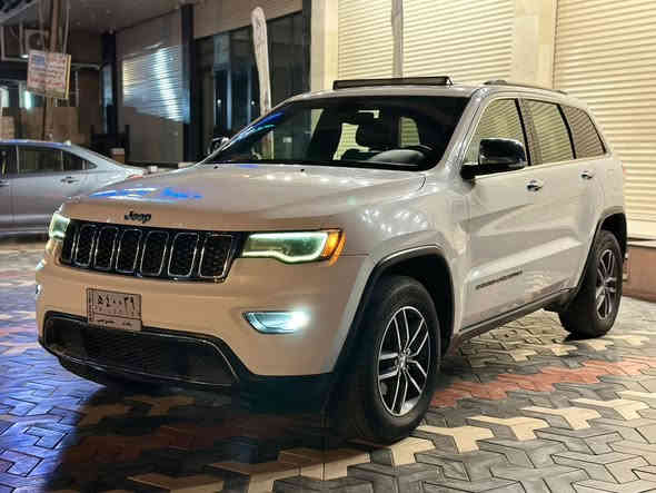 � للبيع – كراند شيروكي 2017 فول ليمتد
🚗 كلين تايتل – ضرر فقط دعامية – كلشي موضح

📍 الموقع: بغداد / منطقة سبع أبكار
📞 للتواصل: ***********

🔹 المواصفات:

 • كشنات جلد
 • بانوراما
 • حساسات + كاميرا
 • توقف ذاتي
 • مري قلابة
 • لايتات LED عدسة
 • داخلية أسود × شمباني
 • ستيرن تدفئة
 • تبريد + تدفئة كشنات
 • محرك 3600
 • ماشية 90 ألف ميل
 • السيارة كاملة ومكملة ميكانيكياً ما بيها أي نقص

🔧 الملاحظات:

 • يرادلها تكحيل.
 • شخط باب عكس السايق.
 • كرن جاملغ.
 • سونار + ضرر + طخة بالكراج، كلشي واضح بالفيديو.
 • السيارة واقفة بالكراج… صاحبها طگّها وعايفها على حالتها، ما مصلّحها.
 • بيها خلل كام شفت، وبهالأيام راح أسويه.�👉 إذا تنباع قبل التصليح أكسر من السعر أجور التصليح.�👉 وإذا أصلحها تنأخذ كاملة بدون أي نقص.

🎥 فيديو توضيحي موجود بالمنشور
ما يحتاج تتصل وتسأل… كلشي واضح بالسونار، الضرر، الطگة، والملاحظات.

💰 السعر: 245$ وبها مجال بسيط
📌 صور الضرر وحك الجية موجودة مع الفيديو
