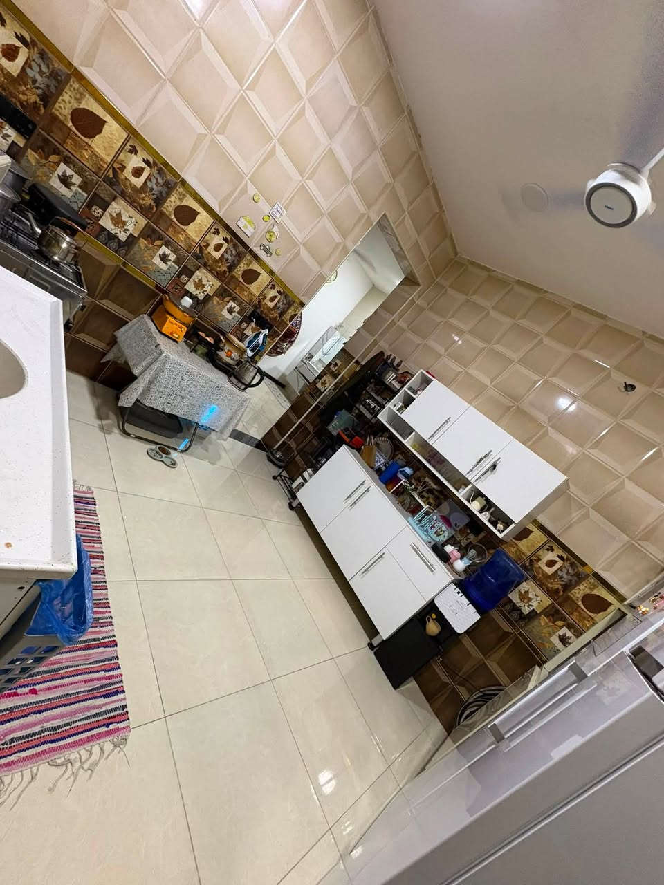 بيت للايجار ابو غريب الشهداء مساحة ١٥٠ م طابق ارضي 
والطابق الثاني مكامل معزول عن الارضي 
بي غرفه منام ومطبخ وصاله كبيره وحولي 
السعر ٣٥٠ الف قفل
التواصل ***********
