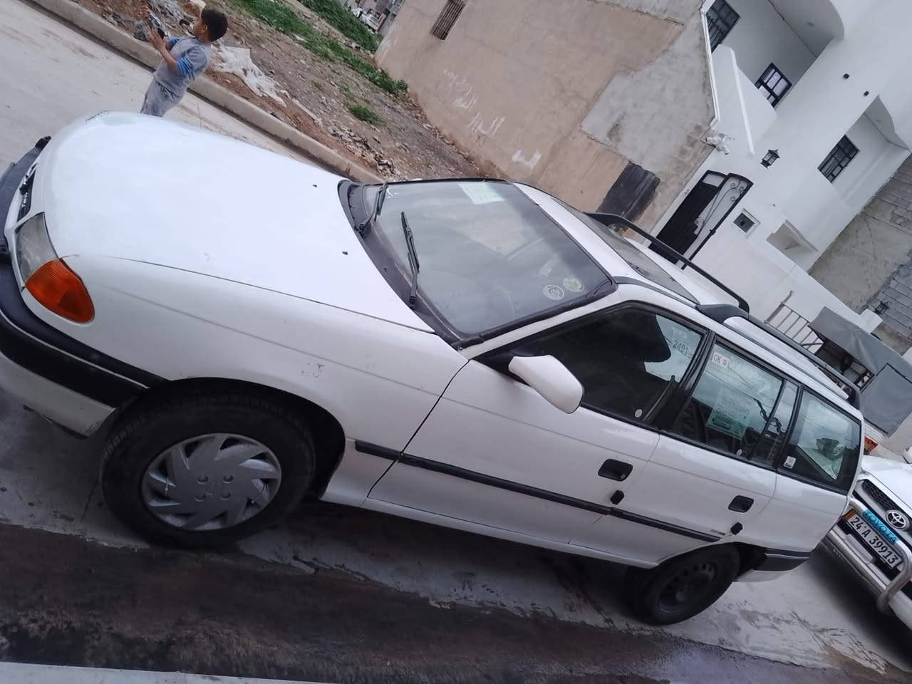 السلام عليكم
استرا موديل 1992

محرك + كير شرط

كهربائيات كلها شغالة شرط

فتحة سقف موديل تنتة 

تواير جدد

حجم 16

كابون بانزين بيها

شرط التحويل رقم نينوى انكليزي 

بدون صبغ شرط

ضرر جاملق الكدام مبدل فقط بدون دواخل

السعر 53 وبيها مجال

***********
***********
