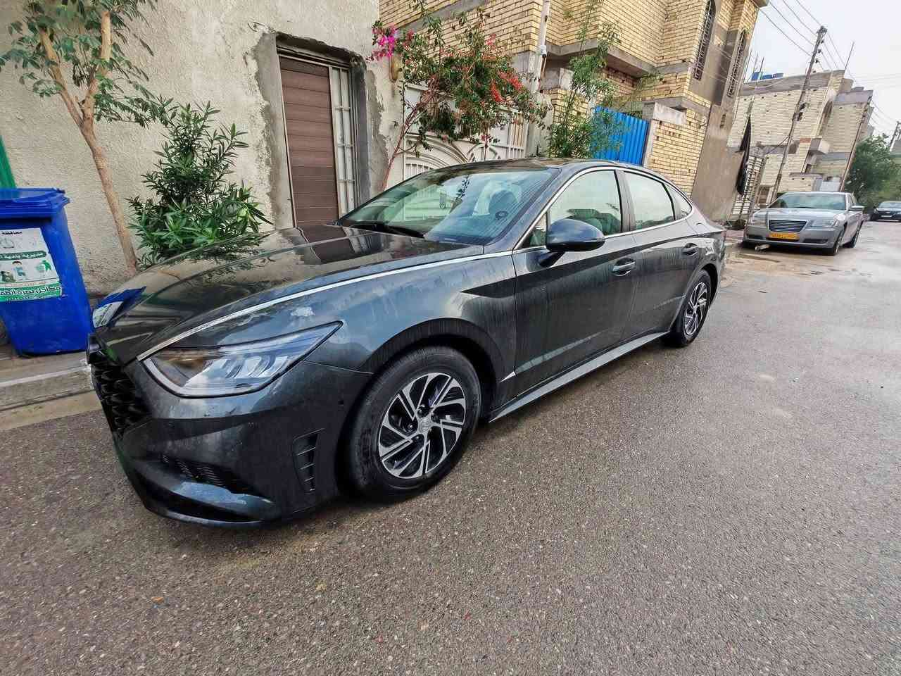 السلام عليكم سوناتا هايبرد بلو2021  وارد امريكي (هايبرد كهرباء بانزين)  
السيارة هايبرد وارد امريكي مو تكسي دبي  بأسمي تحويل مباشر و هزة جديدة رقم بصرة لونها اسود كحلي السيارة حادثها بجم مبدل بنيد فقط الجاملغات تصليح طاك ايرباك الستيرن والارجل السيارة كير محرك مكفول بيها ملاحظات بالبدي موجودات بالصور السيارة نظيفة ما بيها نواقص بيها دوشمة و ارضية جلد محركات 2000 دوش هايبرد و كيرها at 6 نمر كلش اعتمادية وقوية ماشية150 الف كيلو متر 
للبيع بسعر 140ورقة وبيها مجال او مراوس مع سعر اقل لان محتاج فرق . 
رقمي *********** متوفر وتساب واتصال اقره تفاصيل المنشور عنواني بصرة 
ملاحظة . صور الحادث موجودة بالمنشور والسيارة بيها سونار قبل ٨ اشهر مسوي .

