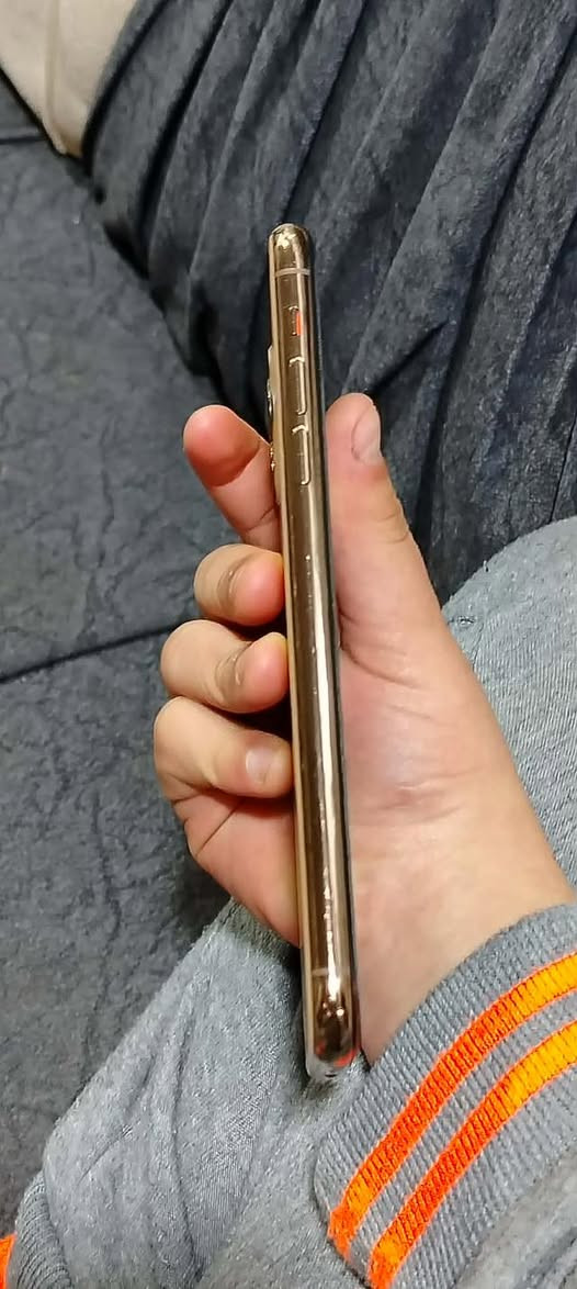 iPhone 11 Pro ماكس مستبد الشاشة جي إكس ذاكرة 256  🔋90 *********** الموصل
