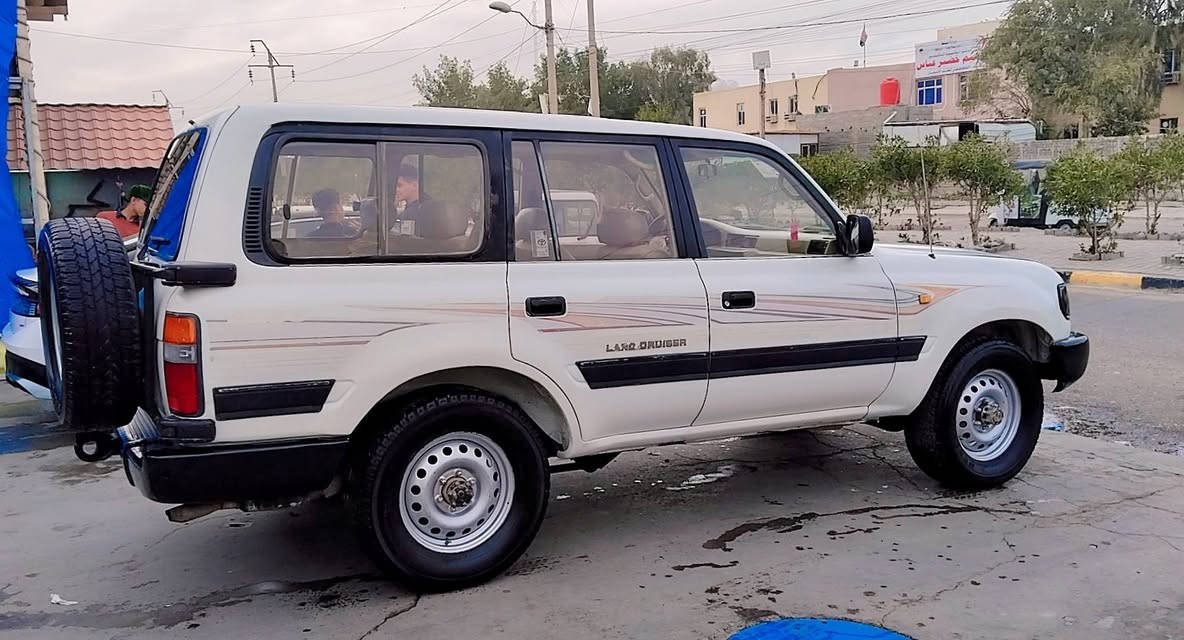 السلام عليكم
للبيع لاندكروز 
موديل 1995
رقم بغداد دولي 
باسمي شرط التحويل 
محرك بلادي1fz 
بانزين بخاخ سته اسلندر
كير اوتو
فور ويل 4×4 
دبل تانكي 
تخم تاير جديد 
كهربائيات كلها شغاله 
العنوان بغداد 
السعر 93 وبيها مجال للشراي
رقم الهاتف ***********
