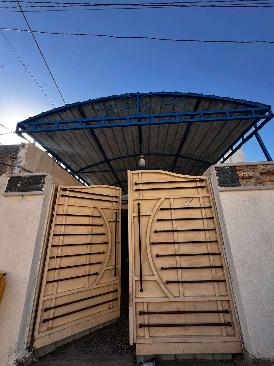 ألسلام عليكم بيت ٢٠٠ متر طابقين يتكون من استقبال وغرفةنوم وهول ومطبخ وحمامات داخليه وخارجيه والطابق الثاني غرفتين ومطبخ وحمام وصاله جبيره وطارمه جبيره السعر ١٦٠ وبي مجال قليل حي العسكري قطاع ١٧ قرب مدرسة الصديق ***********
