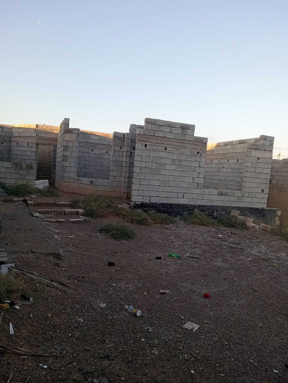 السلام عليكم ..
يوجد قطعة ارض  تحتوي على بيت مساحه 150 م وهيكل مساحه 300 في الكوبات قرب المدرسه البخاري شارع المختار 
للاستفسار الاتصال على الرقم 
***********
