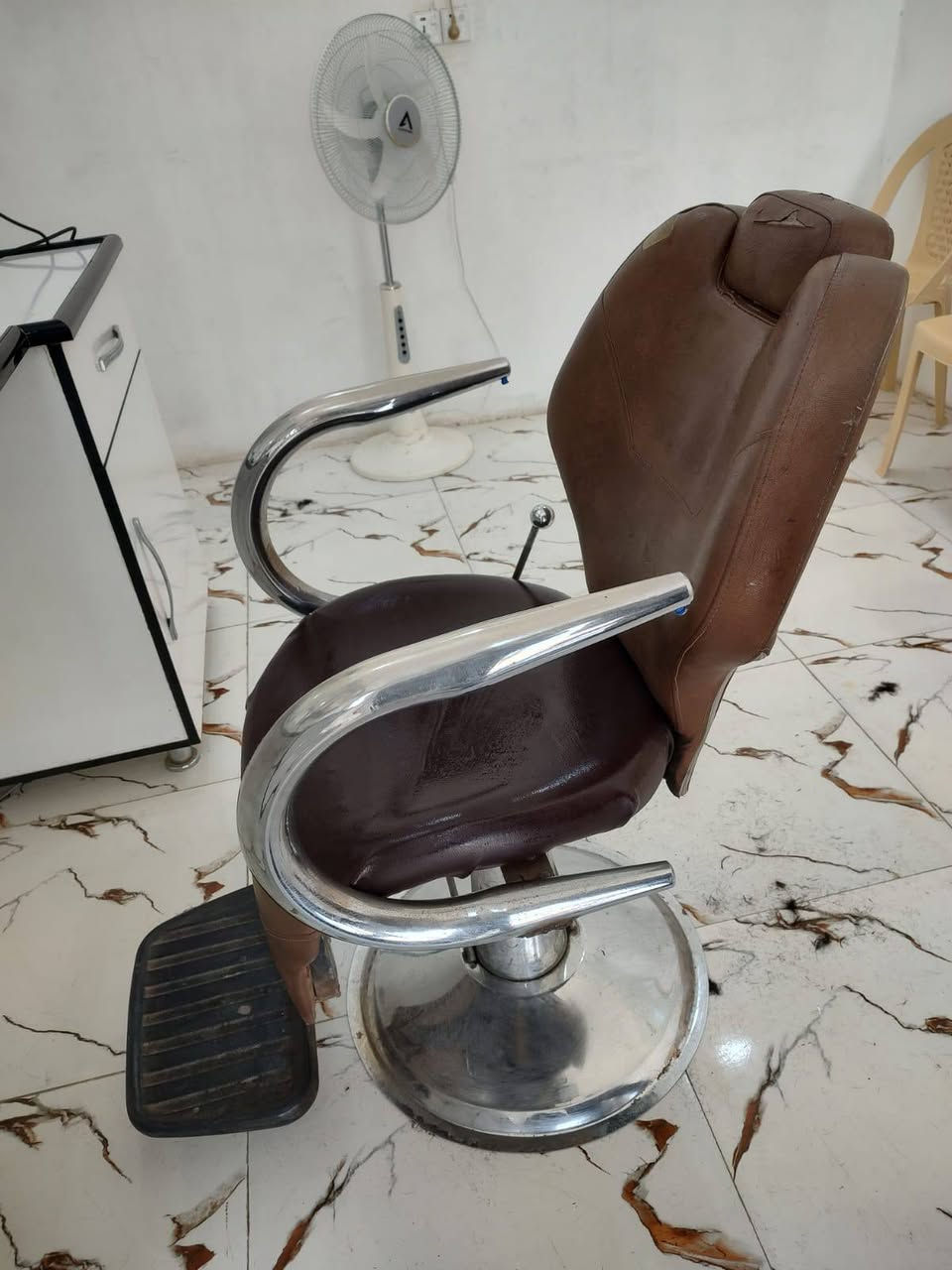 كرسي حلاقه لبيع 
جكاته كلها شغاله سعر 90 
***********
واسط /الحي
