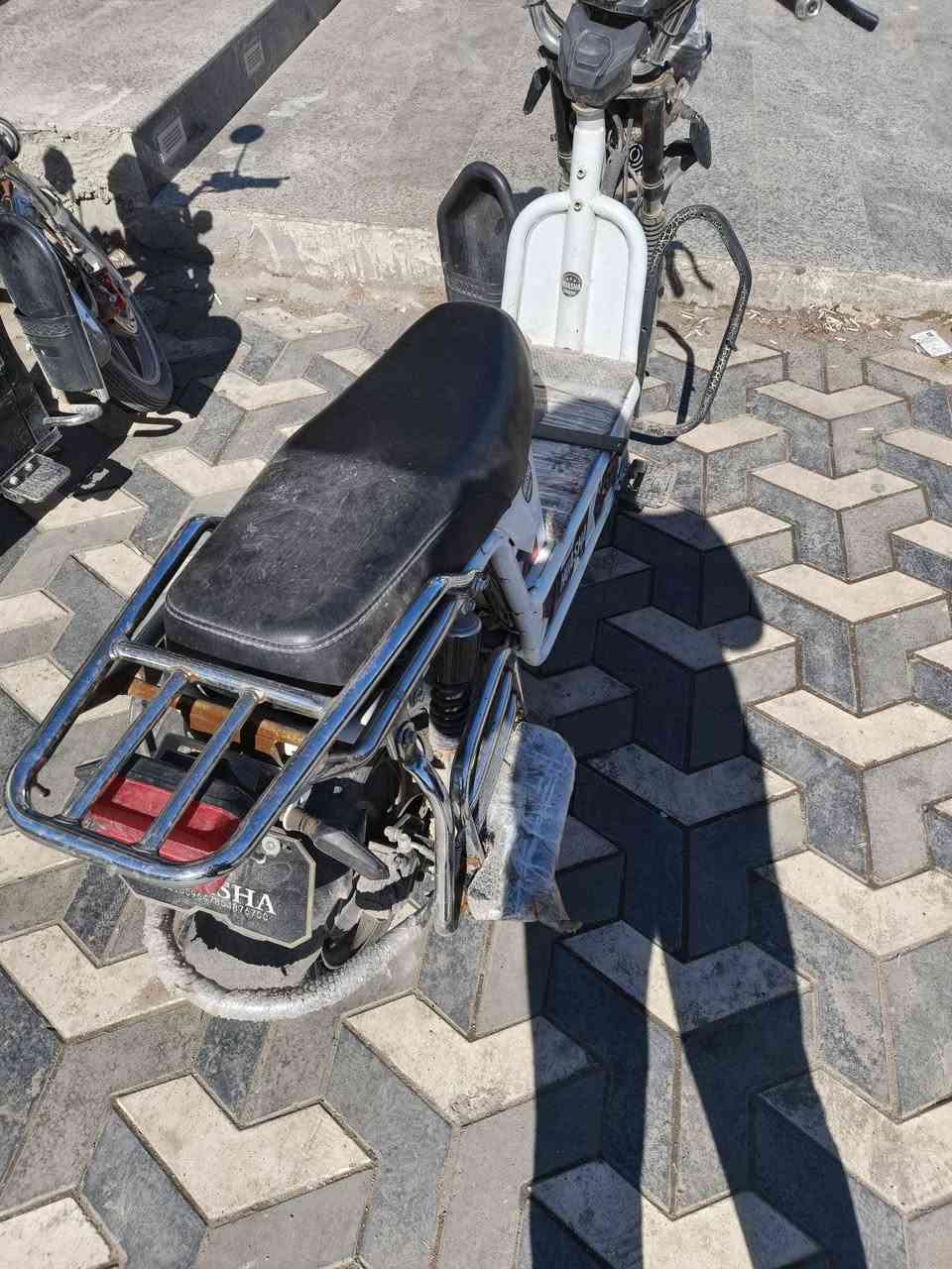 سلام عليكم ماطور شحن للبيع موديل 24طبعا الدراجه عله وضعه صورته الدراجه بطاريات يقرن 6ونص v الدراجه سعره 550 ووبييه مجال مكاني الفلوجة شارع الحضره المحمديه يم مطعم منددي صنعاء اليمن للا تصال ***********
