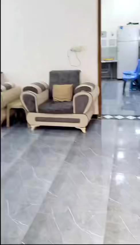 السلام عليكم بيت للبيع المساحه 50م 10/5 مجمع العدل قرب مول ادم بناء حديث طابوق للستفسار ***********
