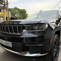 اخوان للبيع جيب كراند شيروكي 5 راكب موديل 2023 فئة Limited لون اسود مي...
