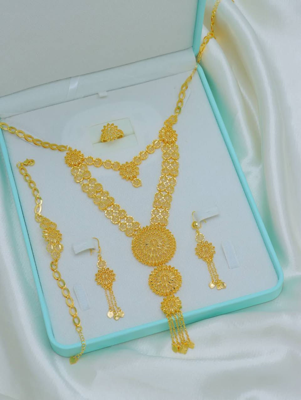 � كرسي جابر ذهب برازيلي – أناقة تسرق النظر 💛
✨ طلاء ثابت ولمعة ذهبية راقية
✨ تصميم أنثوي يبرز الحِلي والإكسسوارات
✨ يليق بالنساء والذوق العالي
✨ خفيف، مرتب، ويعطي فخامة لأي لبس

💸 السعر: 25,000 الف دينار فقط
🚚 توصيل لكل محافظات العراق:مجاني. 

🎁 خيار مثالي للاستخدام اليومي أو كهدية أنيقة
📩 للطلب راسلنا خاص
📞 أو اتصل عل


**إذا كنت صاحب هذا الإعلان وتريد حذفه لأي سبب، رجاءا أرسل رسالة إلى الدعم الفني**