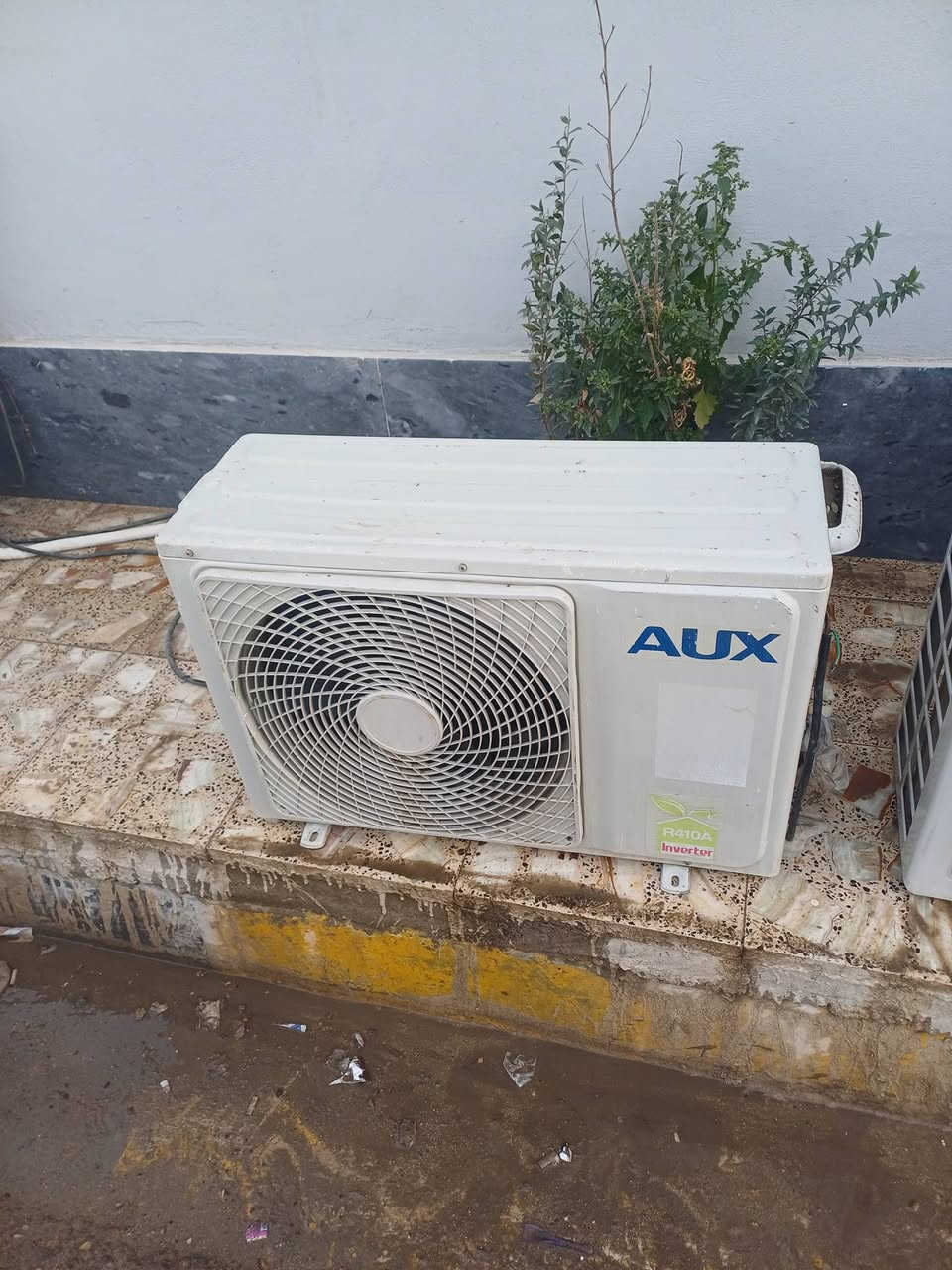 السلام عليكم للبيع سبالت عدد ،2 عالشغل خارجيه توسوت ٢ طن فقط خارجيه والثاني اواكس واحد طن انفيرتر مكاني بغداد الدوره الشراي يتصل ويدلل ***********
