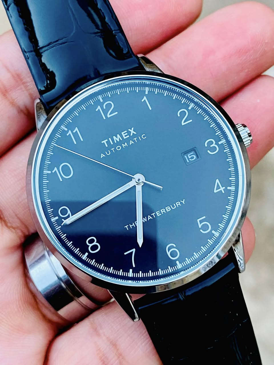 Timex Waterbury Classic  ساعة اوتوماتيك تايمكس .
نوع الحركة: ميكانيكية أوتوماتيكية (تعتمد على حركة المعصم لتعبئة الطاقة، مع إمكانية التدوير اليدوي عبر التاج).
ماكينة الساعة: ماكينة يابانية من نوع Miyota تحتوي على 21 حجراً (Jewels) لتقليل الاحتكاك وزيادة عمرها الافتراضي.
مخزون الطاقة: يصل إلى 40 ساعة عند عدم ارتدائها.
حجم الهيكل: القطر 40 ملم، والسمك حوالي 12 ملم.
مادة الهيكل: الفولاذ المقاوم للصدأ (Stainless Steel) المصقول والملامس.
الميناء: باللون الأسود اللامع مع أرقام عربية كاملة وعقارب مضيئة في الظلام.
نافذة التاريخ: تقع عند مؤشر الساعة 3.
مقاومة الماء: حتى 50 متراً (5 ATM) مما يحميها من الرذاذ والسباحة الخفيفة السطحية.
الحزام: جلد طبيعي أسود بنقشة جلد التمساح (Croco-pattern) وبعرض 20 ملم.


**إذا كنت صاحب هذا الإعلان وتريد حذفه لأي سبب، رجاءا أرسل رسالة إلى الدعم الفني**