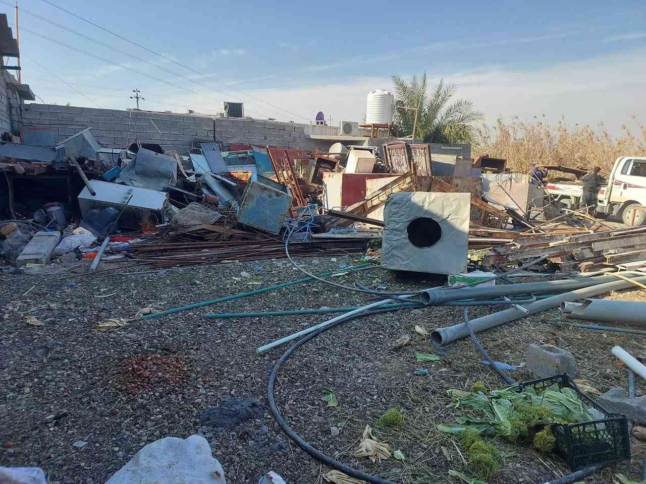 ~ بـسم الله الرحمـٰن الرحـيم~
السلام عليكم اخوان نشتري كافة الحديد والشيلمان والبيوت التفليش والخ... العنوان :- اطراف بغداد منطقة ابراهيم بن علي . 
الارقام  اثير ***********
كورك ***********
